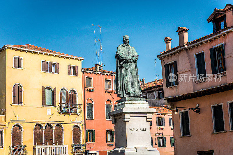 阳光明媚的日子里，Paolo Sarpi的雕像和彩色的灰泥房子，Campo Santa Fosca，意大利，威尼斯
